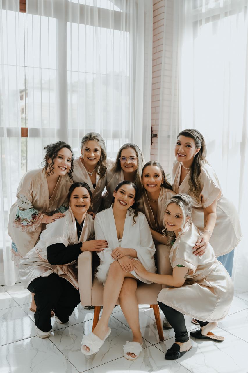 Noiva com madrinhas celebrando