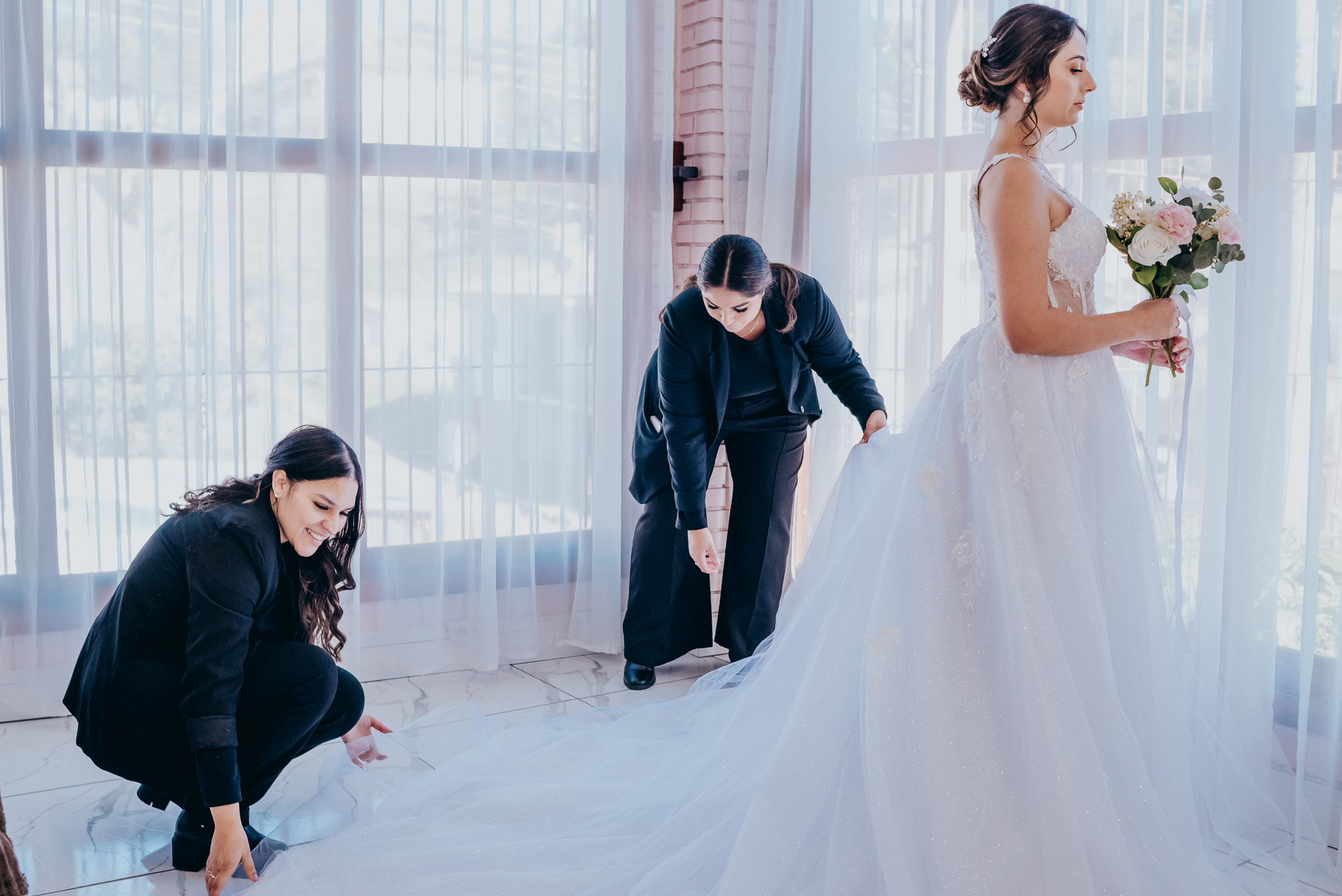 Noiva relaxada tomando café